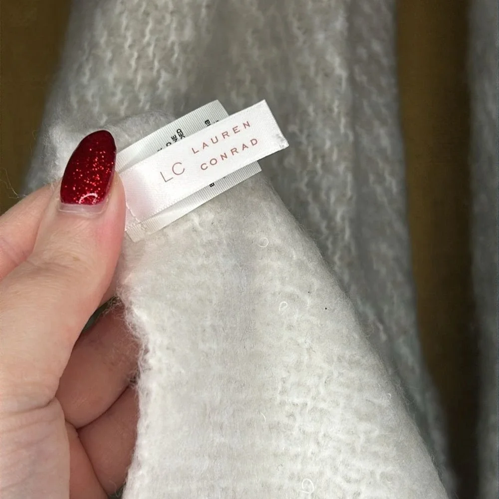LC Lauren Conrad White Gray Ombre Striped Fuzzy Knit Fringe‎ Winter Chunky Scarf